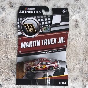 NASCAR Authentics Liquid Color Chase 1:64 Martin Truex Jr. #19